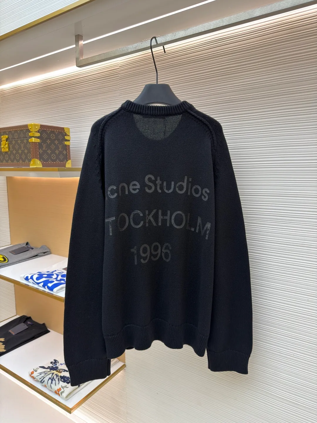 Acne Studios printed logo sweater ●Original version: Purchased and developed for 6500 ●Item number: 1682092-A85 ●Fabric: wool blended fabric ●Technology: Glue printing ●Color: black ●Version: Fitted version ●Weight: about 905 grams ●Size: XS-S-M-L ●Description: Custom-woven plateau yak gold wool, soft and delicate, comfortable and close to the skin, classic black tones exude an innate sense of luxury, swallowed by warmth The front panel is a high-end minimalist blank design, and the back panel is printed with the Acne Studios 1996 logo pattern as an embellishment. Sweeping the starting point of fashion. Deep black and carbon black fibers are interlaced to make simplicity more versatile. Comes with advanced filters. It shows a unique fashion attitude in minimalism and uses glue printing. The printing has been modified three times with the film screen. Use glue liquid paint to print the pattern on the fabric. Bake the fabric to fix the printing pattern. Garment washing water softening and deodorizing process uses professional washing equipment and specific detergents to deeply clean and deodorize clothes to improve the feel and appearance of clothes. The overall wiring is straight and delicate, the fabric is comfortable and soft, and the color is consistent without color difference. It can be matched with the same style to create a fashionable look and control various occasions. Customized accessories, complete with three standards, same style for men and women!